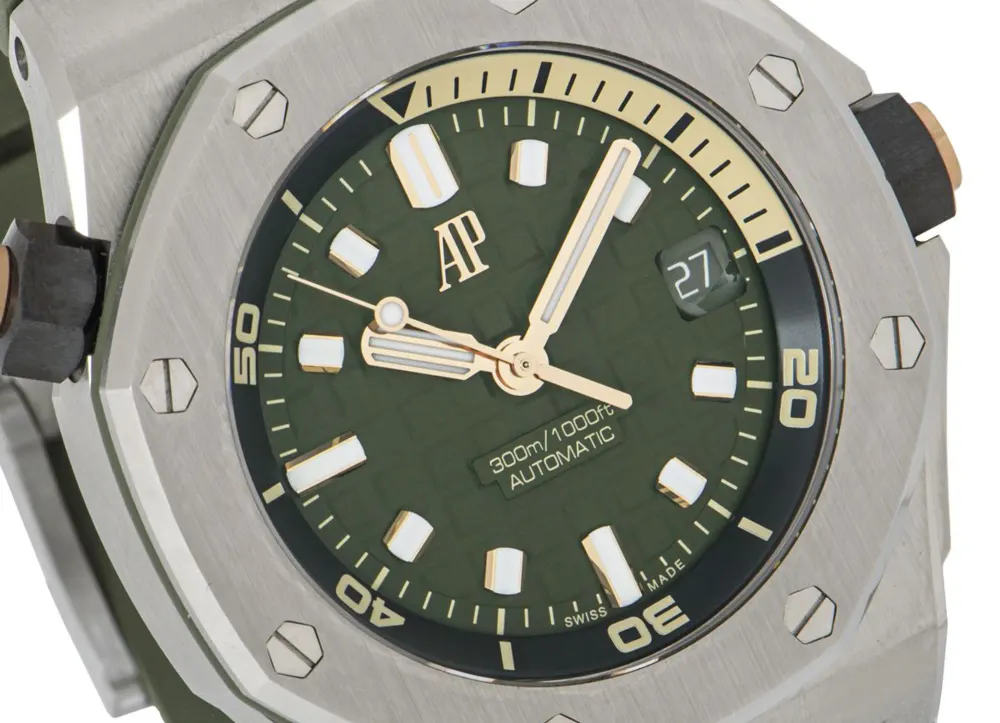 Audemars Piguet Royal Oak Offshore 15720ST.OO.A052CA.01 — 2022 — Excellent in Green, additional product view 3