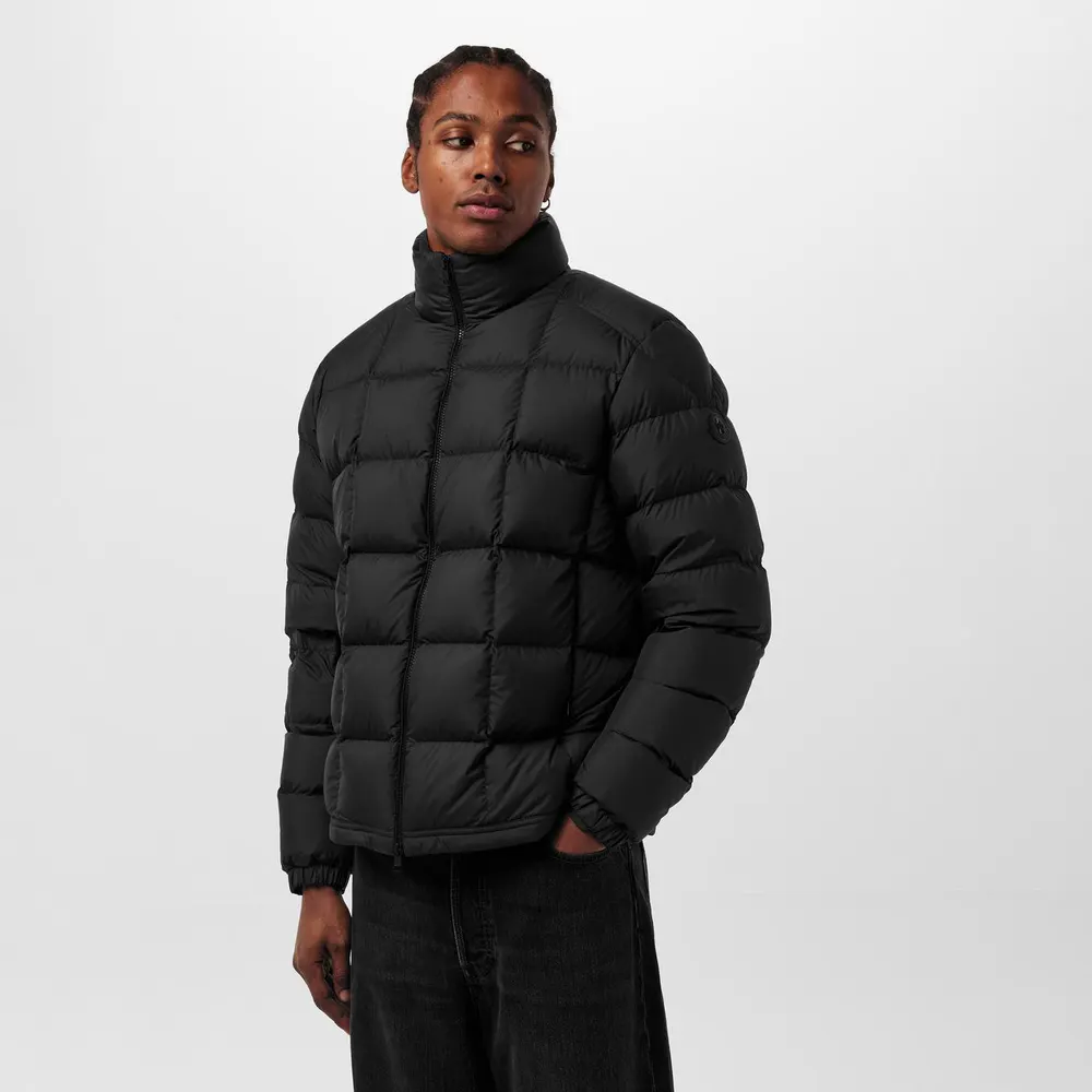 Moncler Men's Insulated Weather-Resistant Quilted Medium Puffer Jacket detail 3