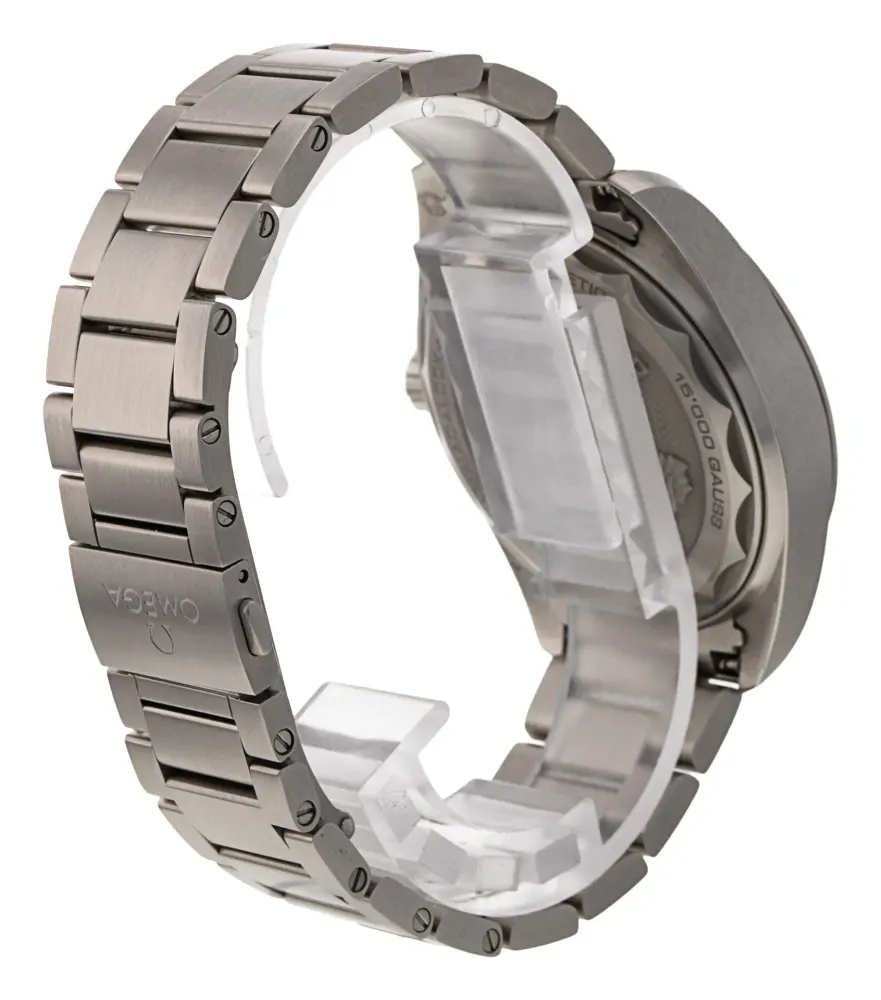 Omega Seamaster Railmaster 220.10.40.20.01.001 — 2021 — Excellent detail 3
