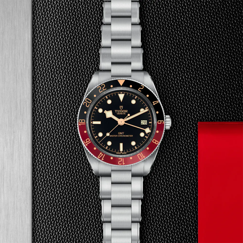 Tudor Black Bay 58 GMT 39mm black and burgundy bezel detail 3