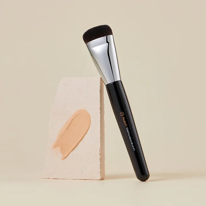 STUDIO17 Glide Foundation Brush 411, additional product view 2