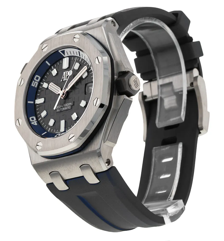 Audemars Piguet Royal Oak Offshore 15720ST.OO.A009CA.01 — 2024 — Excellent in Grey, additional product view 2