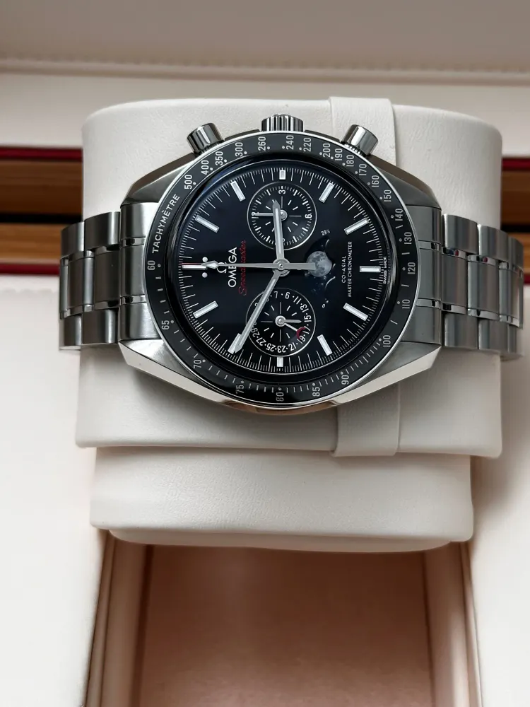 Omega Speedmaster Moonphase 304.30.44.52.01.001 — 2024 — Very good detail 3