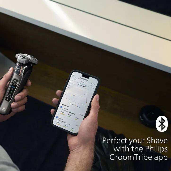 Philips 8000 Series Shaver with Hard Pouch detail 2