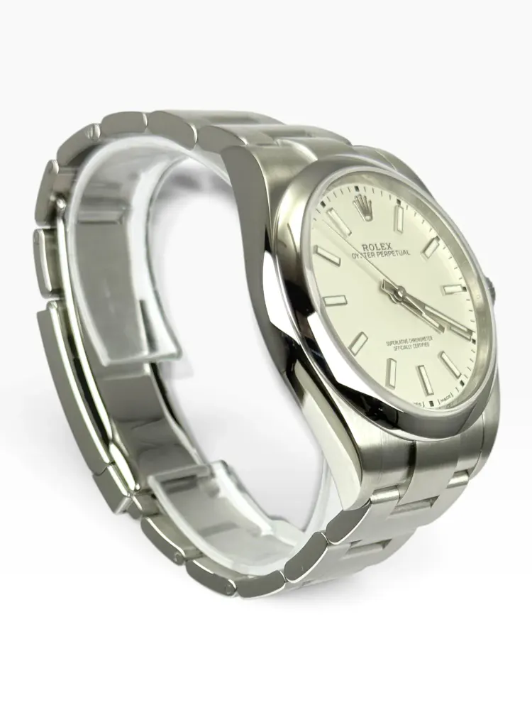 Rolex Oyster Perpetual 114300 — 2018 — Very good detail 3