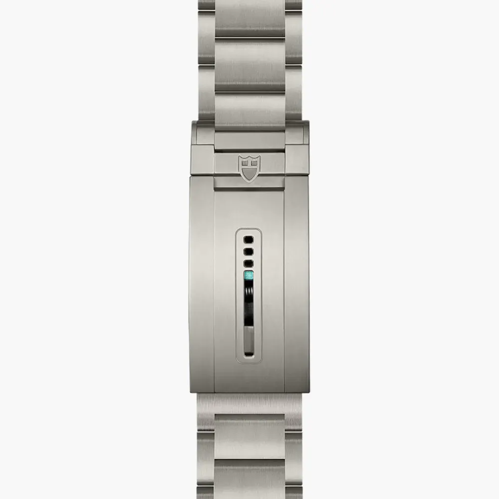 Tudor Pelagos Ultra Unidirectional Rotating Bezel Titanium Bracelet detail 3
