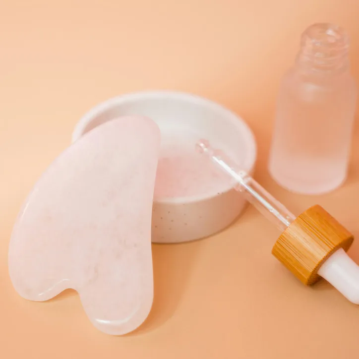 Fig Gua Sha & Face Roller Set - Natural Stone - Rose Quartz detail 3