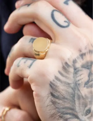 LA MAISON COUTURE Biiju Sandstorm 18ct Yellow Gold-Plated Sterling-Silver Signet Ring detail 2