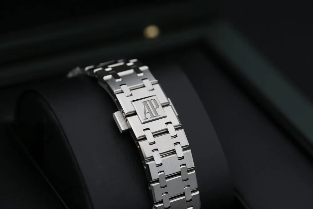 Audemars Piguet Royal Oak 15550ST.OO.1356ST.06 — 2026 — Unworn in Blue Baton, additional product view 3