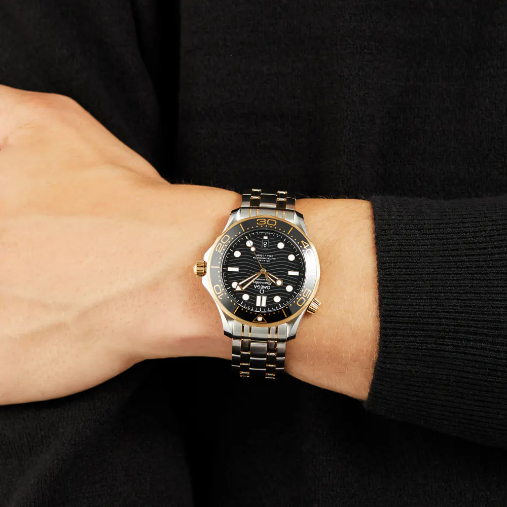 Omega Seamaster Diver 300M 42mm Mens Watch Black detail 2