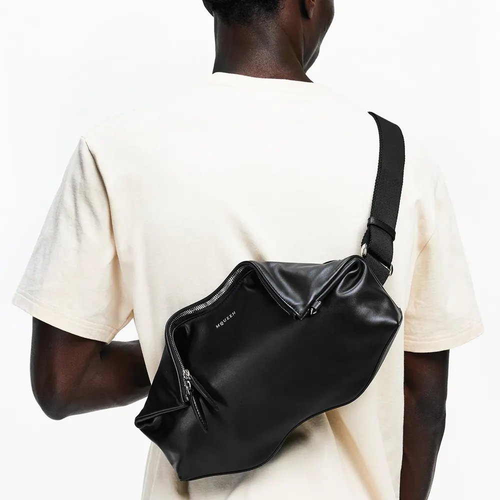 Alexander McQueen Men's Alex Manta Messenger Bag detail 3