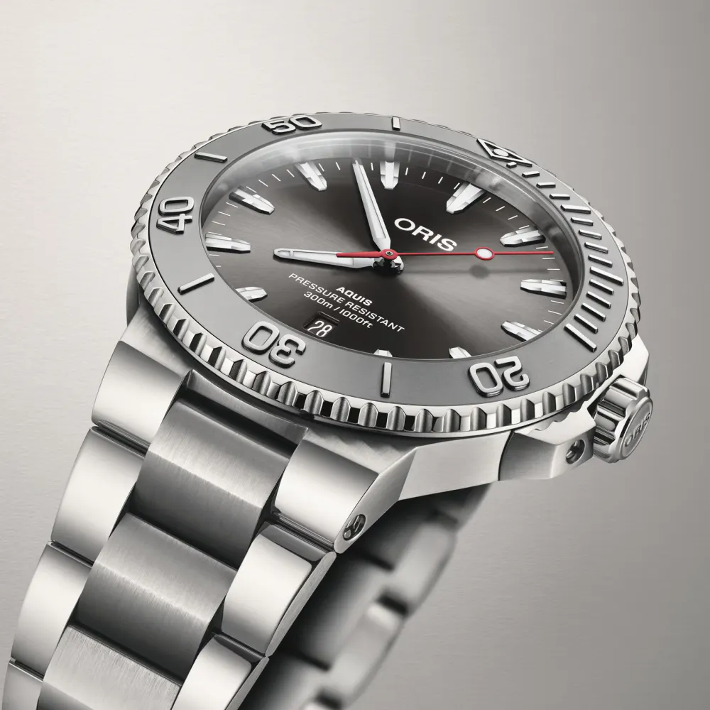 Oris Aquis Date Relief 43.5mm Unisex Watch Grey detail 2