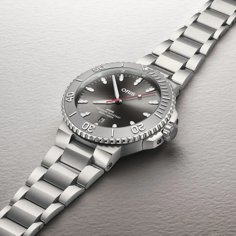 Oris Aquis Date Relief 43.5mm Unisex Watch Grey detail 3