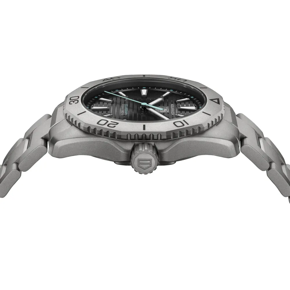 TAG Heuer Aquaracer Professional 200 Solargraph 40mm Mens Watch Titanium detail 3