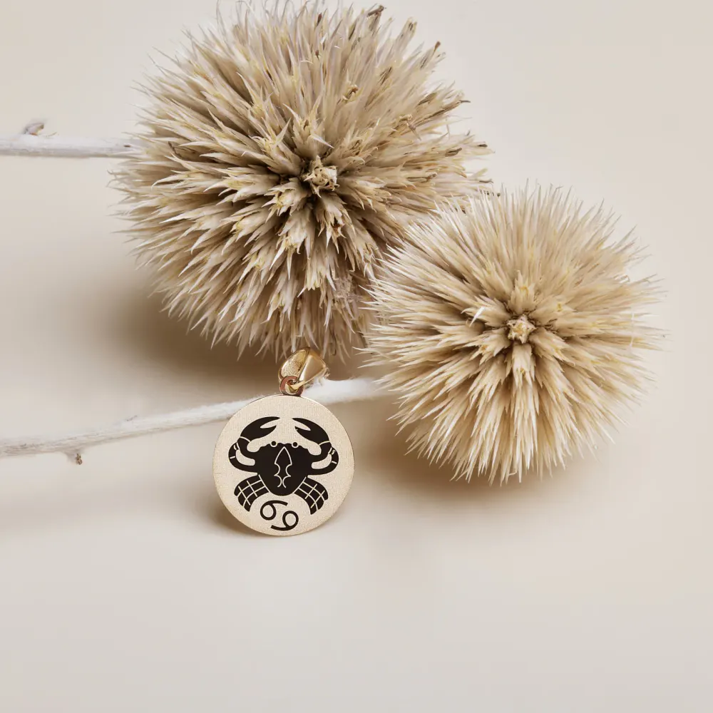 AMOR 9ct Yellow Gold Cancer Zodiac Pendant detail 3