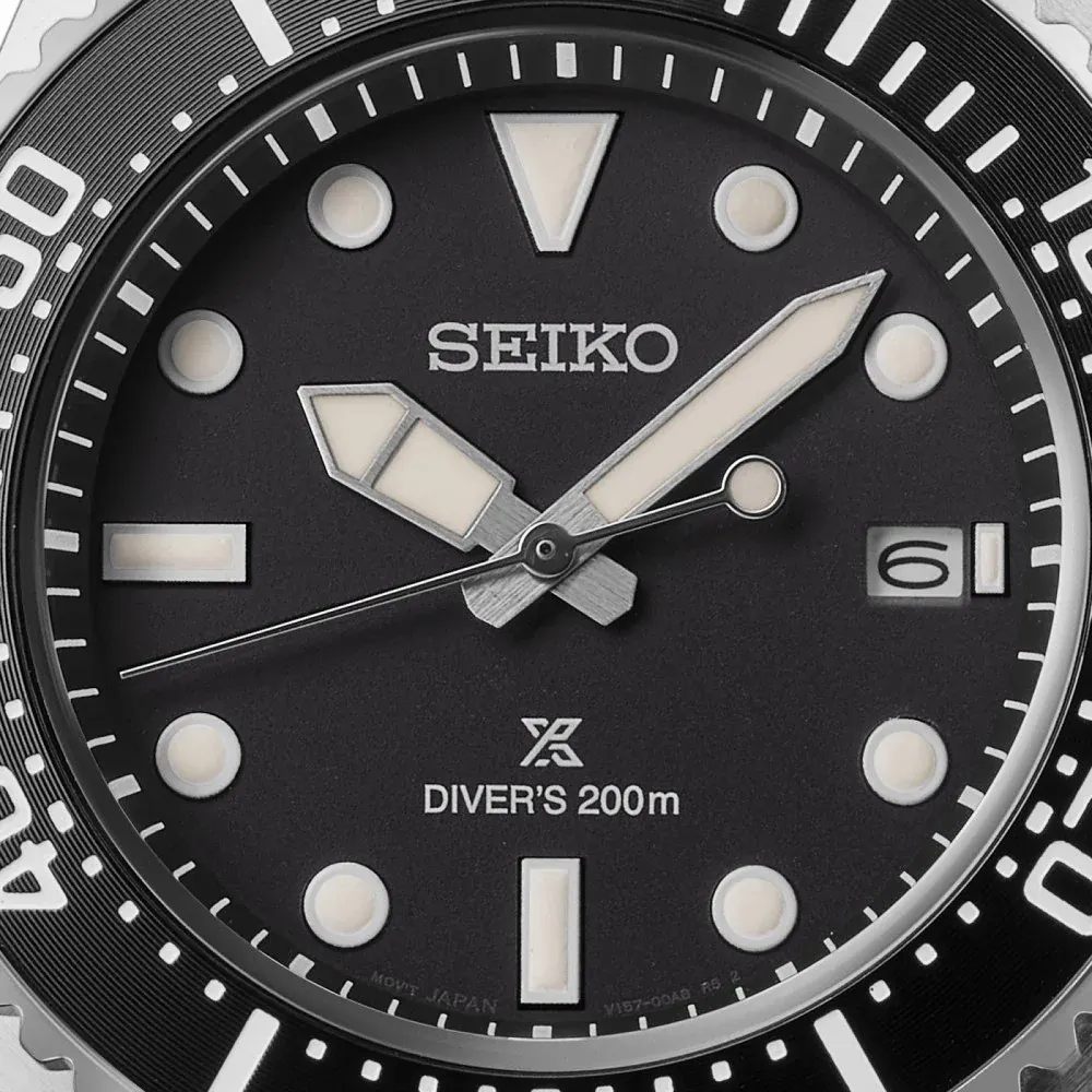 Seiko Prospex Solar Diver's 41mm Mens Bracelet Watch Black Dial detail 2